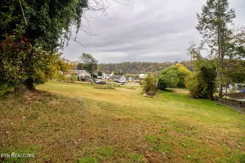 418 Sewanee St, Harriman, TN 37748