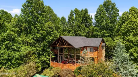 1716 Smoky Hills Dr, Gatlinburg, TN 37738