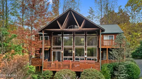 1716 Smoky Hills Dr, Gatlinburg, TN 37738