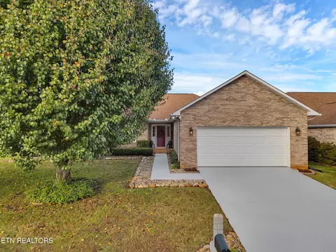 223 Royal Oaks Dr, Maryville, TN 37801