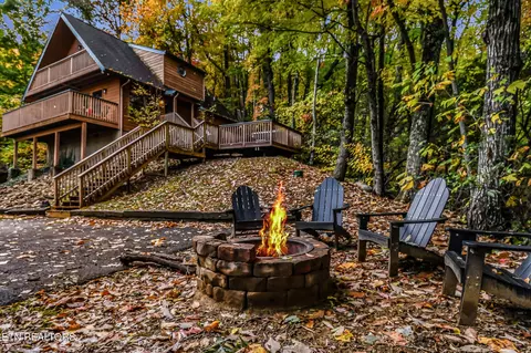 1819 W Arolla Ct, Gatlinburg, TN 37738