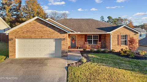 498 Oak Hills Dr, Lenoir City, TN 37771
