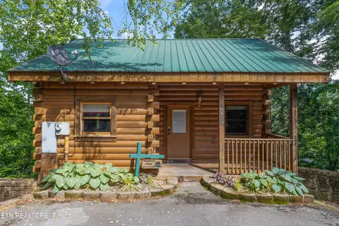 1613 Misty Hollow Way, Gatlinburg, TN 37738
