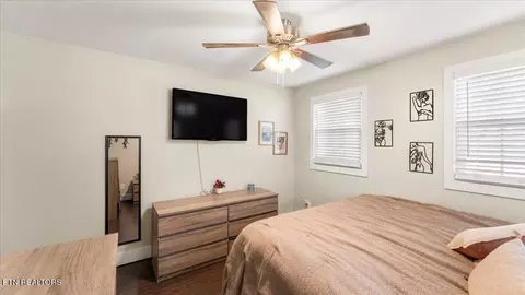 Bedroom - 8520 Heiskell Rd, Powell, TN 37849 photo 2 of 4