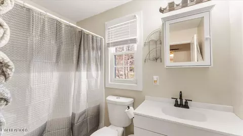 Bath - 8520 Heiskell Rd, Powell, TN 37849 photo 1 of 2