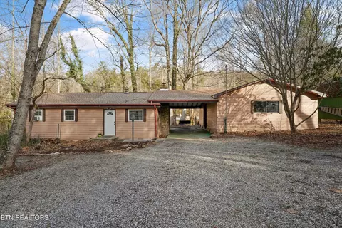4413 E Scenic Dr, Gatlinburg, TN 37738