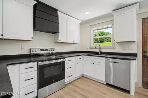 Kitchen - 1437 Beacon Rd, Talbott, TN 37877 photo 2 of 3