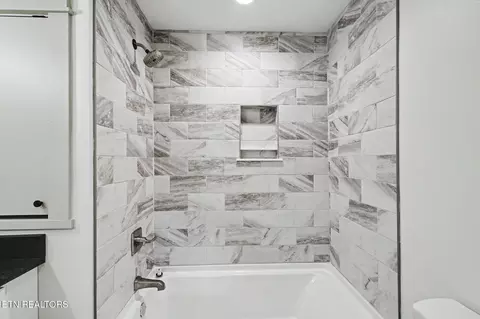 Bath - 1437 Beacon Rd, Talbott, TN 37877 photo 4 of 5