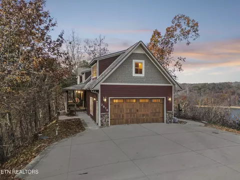 2070 Holly Bend Dr, Byrdstown, TN 38549