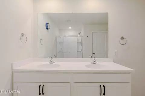 Bath - 2540 Lucille Ln, Talbott, TN 37877 photo 5 of 6