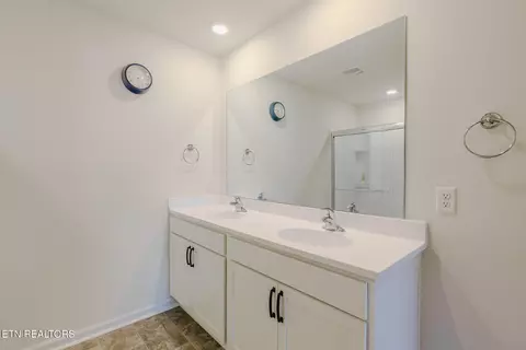 Bath - 2540 Lucille Ln, Talbott, TN 37877 photo 4 of 6