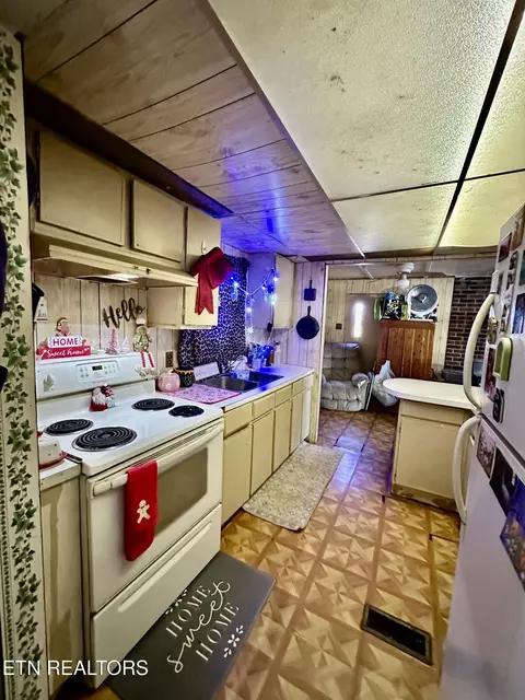 Kitchen - 1500 Coal Hill Rd, Sunbright, TN 37872 photo 3 of 3