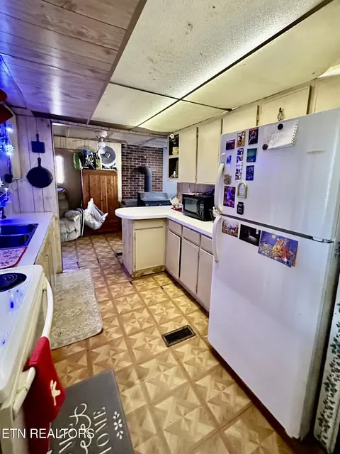 Kitchen - 1500 Coal Hill Rd, Sunbright, TN 37872 photo 2 of 3