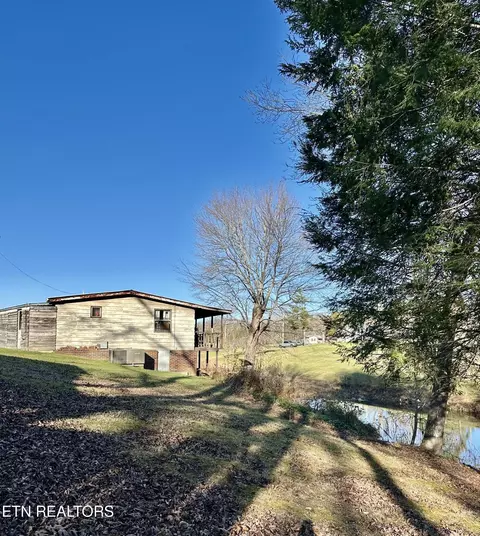 Exterior - 1500 Coal Hill Rd, Sunbright, TN 37872 photo 2 of 2