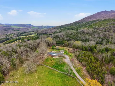 365 Young Ln, Tazewell, TN 37879