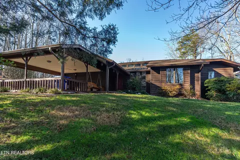 1005 Tuskegee Dr, Oak Ridge, TN 37830