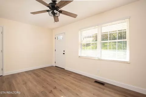 Living - 8124 Sharp Rd, Powell, TN 37849 photo 2 of 2