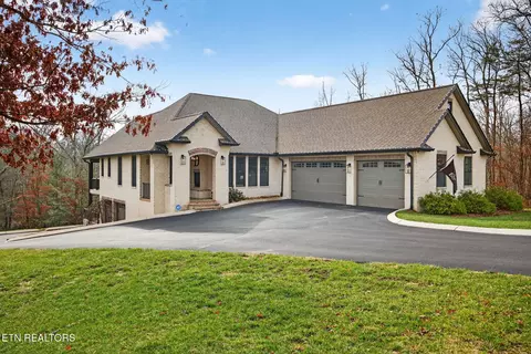323 Riverview Dr, Crossville, TN 38555