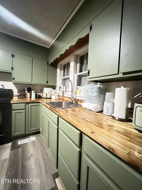 Kitchen - 35 Buffalo Rd, Oneida, TN 37841 photo 2 of 3