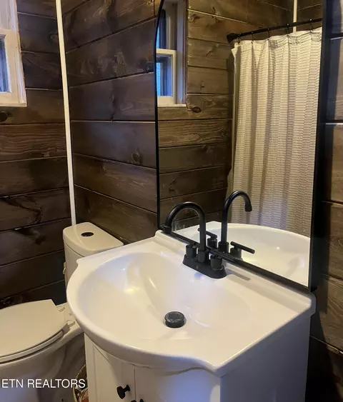 Bath - 35 Buffalo Rd, Oneida, TN 37841 photo 2 of 2
