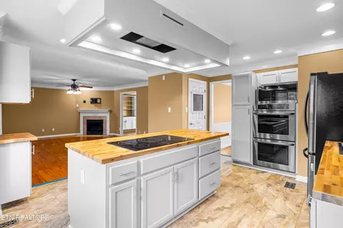 Kitchen - 6619 Ruby June Ln, Corryton, TN 37721 photo 7 of 7