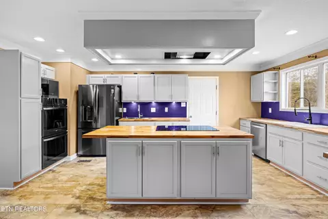 Kitchen - 6619 Ruby June Ln, Corryton, TN 37721 photo 3 of 7
