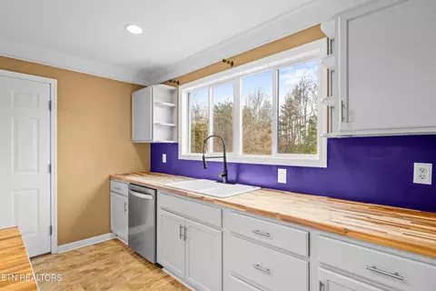 Kitchen - 6619 Ruby June Ln, Corryton, TN 37721 photo 4 of 7