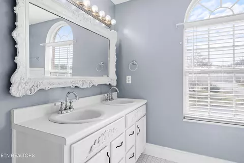 Bath - 6619 Ruby June Ln, Corryton, TN 37721 photo 2 of 4