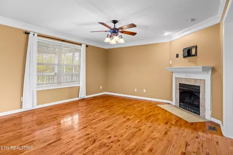 Living - 6619 Ruby June Ln, Corryton, TN 37721 photo 4 of 4