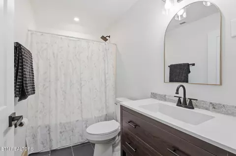Bath - 8523 Heiskell Rd, Powell, TN 37849 photo 3 of 3