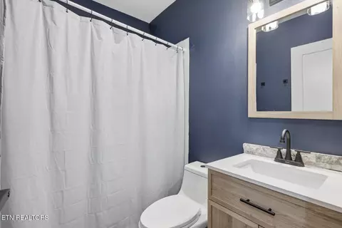 Bath - 8523 Heiskell Rd, Powell, TN 37849 photo 2 of 3