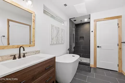 Bath - 8523 Heiskell Rd, Powell, TN 37849 photo 1 of 3