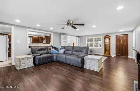 Living - 1088 E Wolf Valley Rd, Heiskell, TN 37754 photo 2 of 4