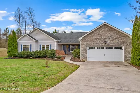 218 Pebble Ct, Lenoir City, TN 37772