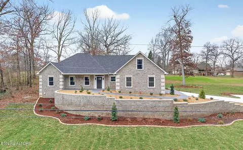 941 E Deer Creek Dr, Crossville, TN 38571