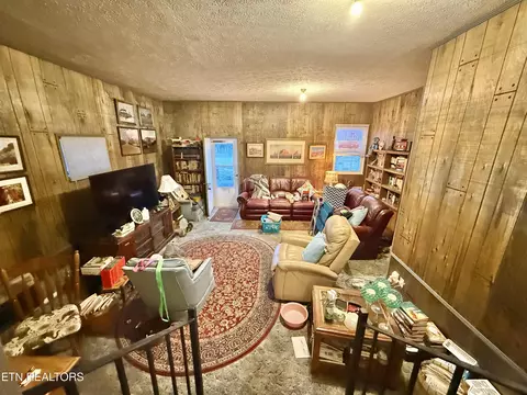 Living - 224 Walnut Hill Ln, Ewing, VA 24248 photo 1 of 2