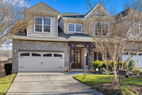 10033 Autumn Valley Ln, Knoxville, TN 37922