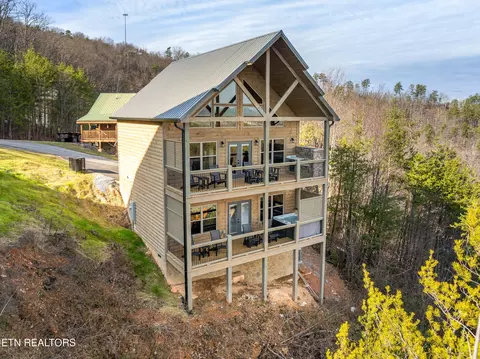 804 Peak Loop Way, Pigeon Forge, TN 37863