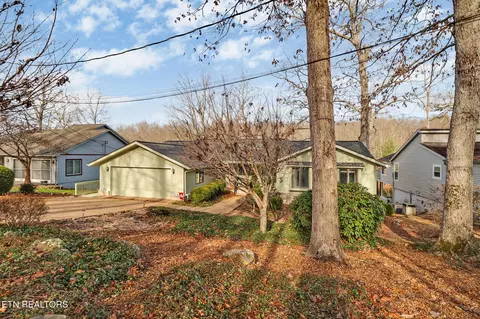 137 Shore Ln, Crossville, TN 38558