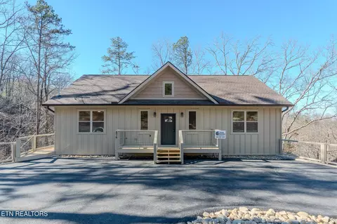 676 Monte Wood Cir, Pigeon Forge, TN 37863