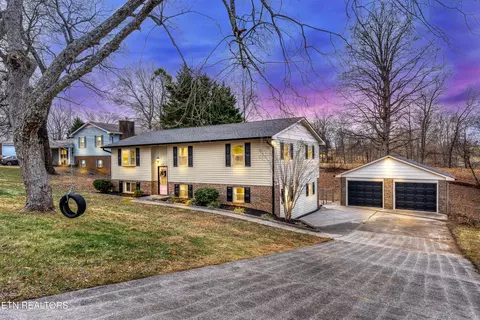 2323 Mark Ln, Maryville, TN 37803