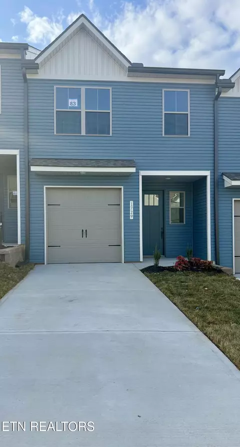1729 Bennett Village Dr, Maryville, TN 37804
