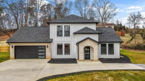 1024 N Gay St, Dandridge, TN 37725