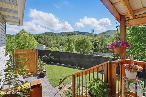 164 Walker Ln, Middlesboro, KY 40965 photo 3