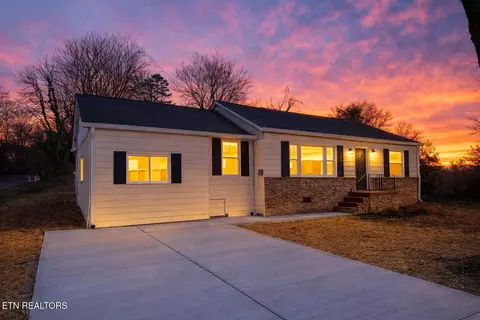 2204 Bradshaw Garden Rd, Knoxville, TN 37912