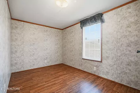 Bedroom - 1625 Machine Branch Rd, Ewing, VA 24248 photo 4 of 5