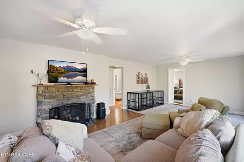 Living - 1625 Machine Branch Rd, Ewing, VA 24248 photo 3 of 4