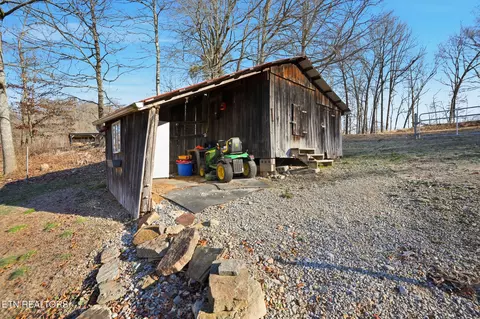 Exterior - 1625 Machine Branch Rd, Ewing, VA 24248 photo 11 of 16