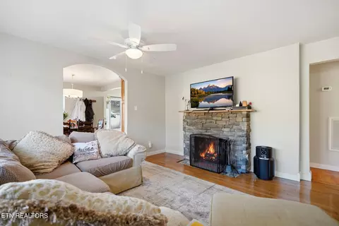 Living - 1625 Machine Branch Rd, Ewing, VA 24248 photo 2 of 4