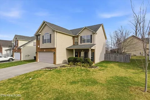 1636 Silver Oak Ln, Lenoir City, TN 37772